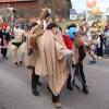 Mehrere Tausend Besucherinnen und Besucher säumten die Straßen, um mit dem Kötzer Narren Club Fasching zu feiern.