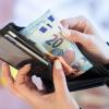 Geld im Portemonnaie: Rund fünf Millionen Menschen in Deutschland warten Monat für Monat auf die Auszahlung vom Bürgergeld.