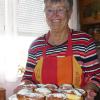 Irmgard Zeller freut sich über ihre frisch gemachten Krapfen. Sie sehen zum Reinbeißen aus, lecker, oder? 	