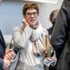 Annegret Kramp-Karrenbauer hat ein Problem: Sie wirkt wie Angela Merkel - eher spröde, latent muttihaft.