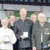 Ausgezeichnete Schießsportler aus dem Gau Günzburg im Kreis der schwäbischen Schützenfunktionäre: (von links) Martina Steck, Hans Hafner, Christian Merk, Anna Zettl, Otto Regele, Edeltraud Frank, Karl Schnell, Heinrich Zettl, Peter Weigelt, Hans-Joachim Kalbitz, Johannes Pischke, Klaus Herbich, Alexander Ferner und Elisabeth Furnier.