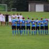 Betroffenheit auf dem Spielfeld: Eine Gedenkminute für die Opfer des Amoklaufes von München gab es am Wochenende auch beim Spiel SV Cosmos Aystetten (blaue Trikots) gegen den TSV Hollenbach.