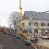 Noch in diesem Monat soll die dritte Kindertagesstätte in Thannhausen den Betrieb aufnehmen. In der Endphase der Bauarbeiten ist das Gebäude nur durch einen provisorischen Weg erreichbar. 	
