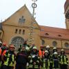 Freude bei der Feuerwehr, wenn der Baum sauber und gerade steht. Jetzt kann gefeiert werden.