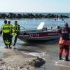 Nach dem Badeunfall bei Ahrenshoop hatten Rettungskräfte nach dem Mann gesucht, konnten ihn aber nur noch tot bergen.