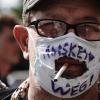 «Masken Weg!» steht auf dem «Mundschutz» eines Teilnehmers einer Demonstration gegen die Corona-Maßnahmen. Künftig wird es zur Pflicht, auf Demonstrationen in Berlin Masken zu tragen.