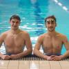 Die beiden Auszubildenden zum Fachangestellten für Bäderbetriebe, Michael Pfänder r und Dominic Zinnbauer, posieren am Schwimmbecken im Südstadtbad in Nürnberg.