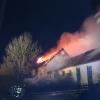Das Feuer ist in einer ehemaligen Lagerhalle in Bellenberg am Donnerstagabend ausgebrochen.