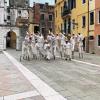 Das Landsberger Theater Die Stelzer mit den "Pulcinella" am Campo Santo Stefan in Venedig.