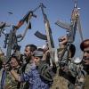Huthi-Rebellen zeigen während einer Versammlung ihre Waffen.