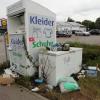 Seit Monaten lagert rund um den Altkleidercontainer an der Industriestraße in Wertingen wilder Müll. Der Container-Betreiber entsorgt den Unrat regelmäßig, aber vergeblich. Denn kaum ist der Platz sauber, folgt schon die nächste, illegale Verschmutzung.  	