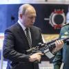 Ein Fanal? Putin kürzlich beim Besuch einer Militärausstellung – zuvor hatte Russlands Präsident den USA Konsequenzen für deren „aggressives Verhalten“ angedroht.