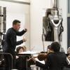 Ivan Demidov dirigiert die Philharmoniker im MAN-Museum. 	 	