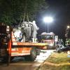 Tödlicher Unfall
Mit einem Kran musste das völlig zerstörte Auto geborgen werden, in dem am Freitagabend bei Gabelbach zwei Menschen gestorben sind.
