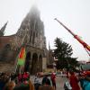 Der Baum ist da: Es handelt es sich um eine rund 50 Jahre alte Rotfichte, die aus einem Garten am Michelsberg stammt. Der 18 Meter hohe Baum wird noch mit rund 18000 kleinen Lichtern geschmückt.  	