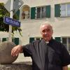 Der frühere Pfarrer von Karlshuld ist nun als Ruhestandsgeistlicher tätig. Er wohnt im Hollenbacher Pfarrhaus. 	