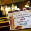 Ein Schild mit der Aufschrift "Liebe Kunden! Wir verkaufen derzeit keine Backwaren von Müller" hängt in München in einer Filiale der Bäckereikette Müller-Brot. Experten sehen jedoch kaum Chancen, die Traditionsmarke zu erhalten.