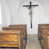 Die Arme-Seelen-Kapelle in Kühbach wurde wieder hergestellt. Sie diente über viele Jahre nur als Stauraum für kirchliche Gebrauchsgegenstände. Rechts im Bild das Skapulier der Kühbacher Bruderschaft.  