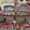 Blumen, Kerzen und Abschiedsbriefe erinnern auf dem Marktplatz in Endingen (Baden-Württemberg) an die getötete Frau.