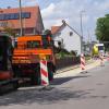 Auf der Hauptstraße in Langenneufnach gibt es Verkehrsbehinderungen. 