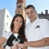 Panther-Stürmer David Stieler mit seiner Verlobten Tereza und der Hündin Maria auf seiner Terrasse vor der Herz-Jesu-Kirche in Pfersee. 	