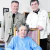 Emilie Turba, die seit drei Jahren im Seniorenheim Vilgertshofen lebt, feiert ihren 100. Geburtstag. Mit im Bild ihre Söhne Wilfried und Engelbert Turba. Foto: leit