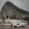 Der legendäre Affenfelsen von Gibraltar. Im Vordergrund der Grenzübergang, der nicht nur von Touristen, sondern auch von spanischen Pendlern, die in der britischen Enklave arbeiten, frequentiert wird.