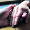 Hände, die helfen und auffangen, sind in einer schwierigen Zeit das Wichtigste. Zunächst ein Schock ist die Diagnose "Multiple Sklerose". Foto: Sabine Relovsky