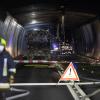 Ein Reisebus steht am Freitagnachmittag völlig ausgebrannt im San-Bernardino-Tunnel. Aus dem Fahrzeug und dem Tunnel konnten sich alle Reisenden, davon viele aus dem Donau-Ries-Kreis, retten.