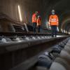 Ingenieure stehen auf der Neubaustrecke Wendlingen nach Ulm auf den Gleisen im Tunnel Steinbühl. Von den 120 Kilometern sind bisher die Hälfte verlegt.