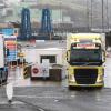 Fahrzeuge verlassen wieder den nordirischen Hafen von Larne. Doch der Brüsseler Fauxpas dürfte noch lange nachwirken.  