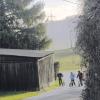 Im Dämmerlicht sind die Kinder auf dem Brühlweg nur schwer auszumachen. Anwohner wünschen sich, dass in der Straße Laternen aufgestellt werden. 