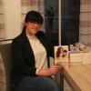 Unter dem Pseudonym Emily Key hat Christina Pentenrieder ihr erstes Buch veröffentlicht. Die junge Autorin stammt aus Sielenbach, wohnt seit zehn Jahren in Aichach, arbeitet als Außenhandelskauffrau in München. Am Freitag, 9. Oktober stellt sie in Untergriesbach ihr Erstlingswerk "Vanilla - Ms Browns Versuchung" in Untergriesbach vor.
