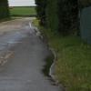 Wo sonst Autofahrer nach Kissendorf hereinrauschen, kam im vergangenen Jahr im Juni nach Starkregen das Wasser herunter. Jetzt hat sich der Bibertaler Gemeinderat damit befasst, wie man die Häuser in der Gemeinde schützen kann. 	 	