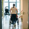 Eine Pflegerin schiebt eine ältere Frau im Rollstuhl in einem Seniorenzentrum. Für viele Menschen könnte ein Heimplatz bald unbezahlbar sein. 