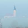 Die Kirche von Breitenthal im Nebel. Für die Renovierung des Gotteshauses werden noch Spenden benötigt. Ein Förderverein kümmert sich darum. 	