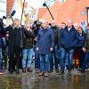 Bundeskanzler Olaf Scholz und Stephan Weil, Ministerpräsident von Niedersachsen, stehen bei ihrem Besuch im Hochwassergebiet am Zusammenfluss von Weser und Aller an einer überfluteten Straße. 