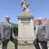 Im 151. Jahr seines Bestehens wird der Soldaten- und Kameradschaftsverein  Ettenbeuren von Heiko Westphal (links) und Erich Neuburger geleitet, hier am Kriegerdenkmal.