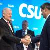 Hand drauf: Horst Seehofer (links) und Markus Söder teilen sich künftig die Macht in der CSU.