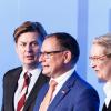 Der Europawahl-Spitzenkandidat Maximilian Krah (links) auf der Bühne mit den AfD-Bundesvorsitzenden Tino Chrupalla und Alice Weidel.