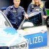 Wolfgang Wagner und Miriam Thönnißen, die an ihrer linken Schulter die gut sichtbare, gelbe Bodycam trägt, arbeiten gerne als Polizisten. Doch der Job ist schwerer geworden, sagen sie. 	
