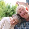 Sabine Wengefeld und Eduard Schweier auf ihrer Terrasse in Wemding. Sie leben seit 17 Jahren gemeinsam in Wemding und erhalten Hilfe von Begleitern der Offenen Hilfen. 