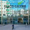 Zuletzt gab ECE die Zahl der täglichen Besucherinnen und Besucher der Glacis-Galerie in Neu-Ulm mit 12.305 an. Mit einer 2,5-Millionen-Euro-Investition sollen es mehr werden. Was mit der "Grünen Brücke" an Wochenenden passiert, steht in den Sternen. 