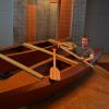 Gemeinsam mit elf weiteren Schreiner-Azubis an der Berufsschule Neu-Ulm hat Moritz Wagner den derzeit in der Schreinerei Alt ausgestellten Katamaran gebaut, beim Wettbewerb "Solarboot erleben" gesiegt und bei der Regatta gewonnen.