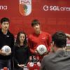 Vom Fotografen ins Visier genommen. Die beiden südkoreanischen Nationalspieler des FC Augsburg Dong-Won Ji (links) und Jeong-Ho Hong (rechts) zusammen mit Übersetzerin Simone Geissler.