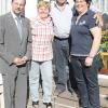 Elfriede und Günter Wilde aus Türkheim feiern Goldene Hochzeit. Es gratulieren Bürgermeister Sebastian Seemüller (links) und Wildes Tochter Karin (rechts).  