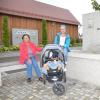 Renate Oelschläger, Anita Dambacher mit Sohn Felix und Marion Struve (von links) aus Unterroth kommen am Dorfbunnen in der Ortsmitte zusammen. 