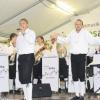 „Lesanka“-Moderator Josef Schneider und Dirigent Wolfgang Österle heizten die Stimmung des Publikums in Wehringen an. 