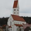 Die stattliche Kirchhaslacher Wallfahrtskirche Mariä Himmelfahrt ist weithin sichtbar. 	