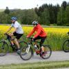 Armin Jäger und Bernhard Schaller (von links) fahren gerne schnell. Auf der Tour  hatte der radelnde Reporter sogar mit dem E-Bike Mühe, den beiden zu folgen. 	